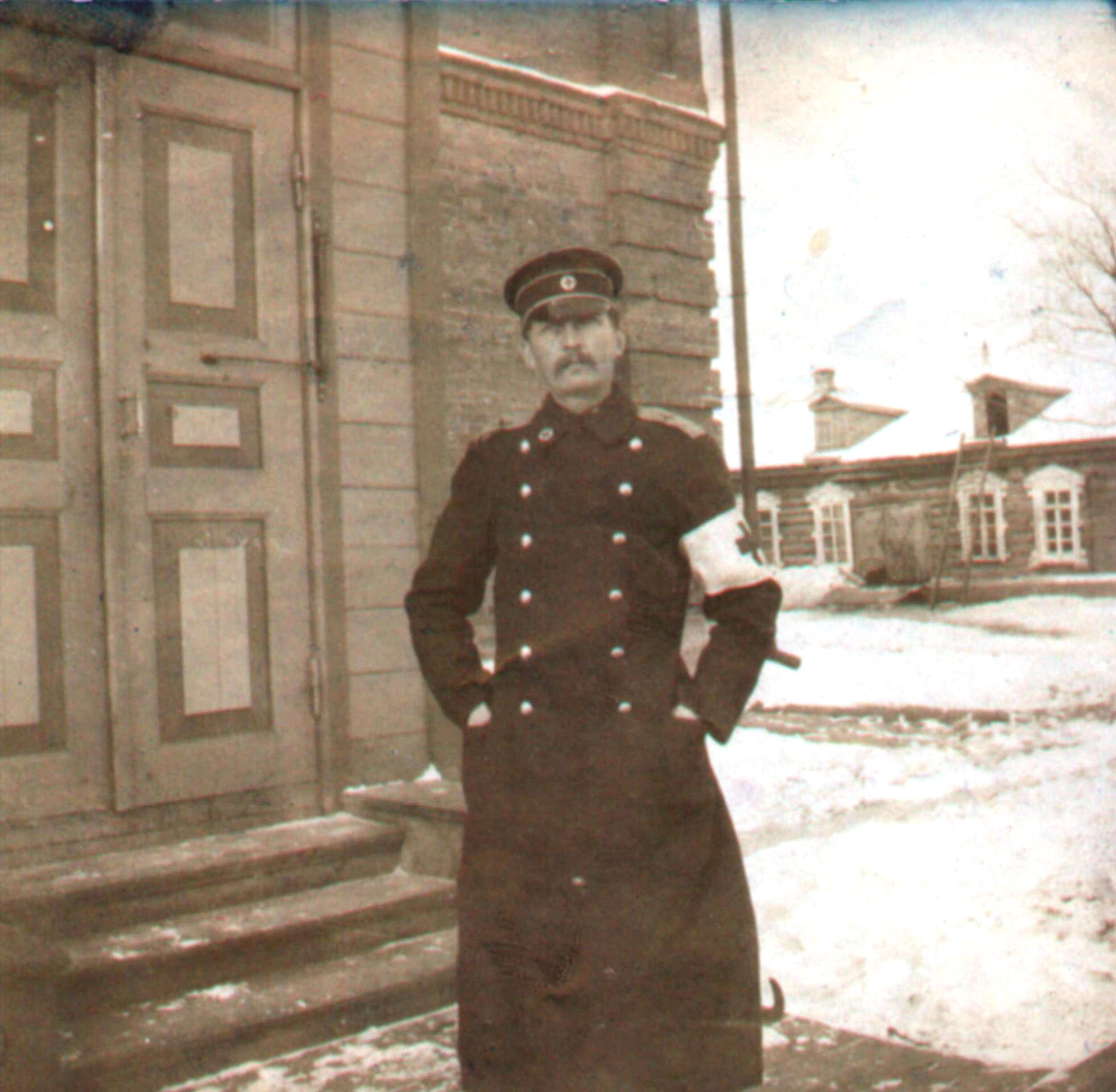 Дмитрий Александрович Морозов у здания Эстляндского отряда Красного Креста. 1905 г.