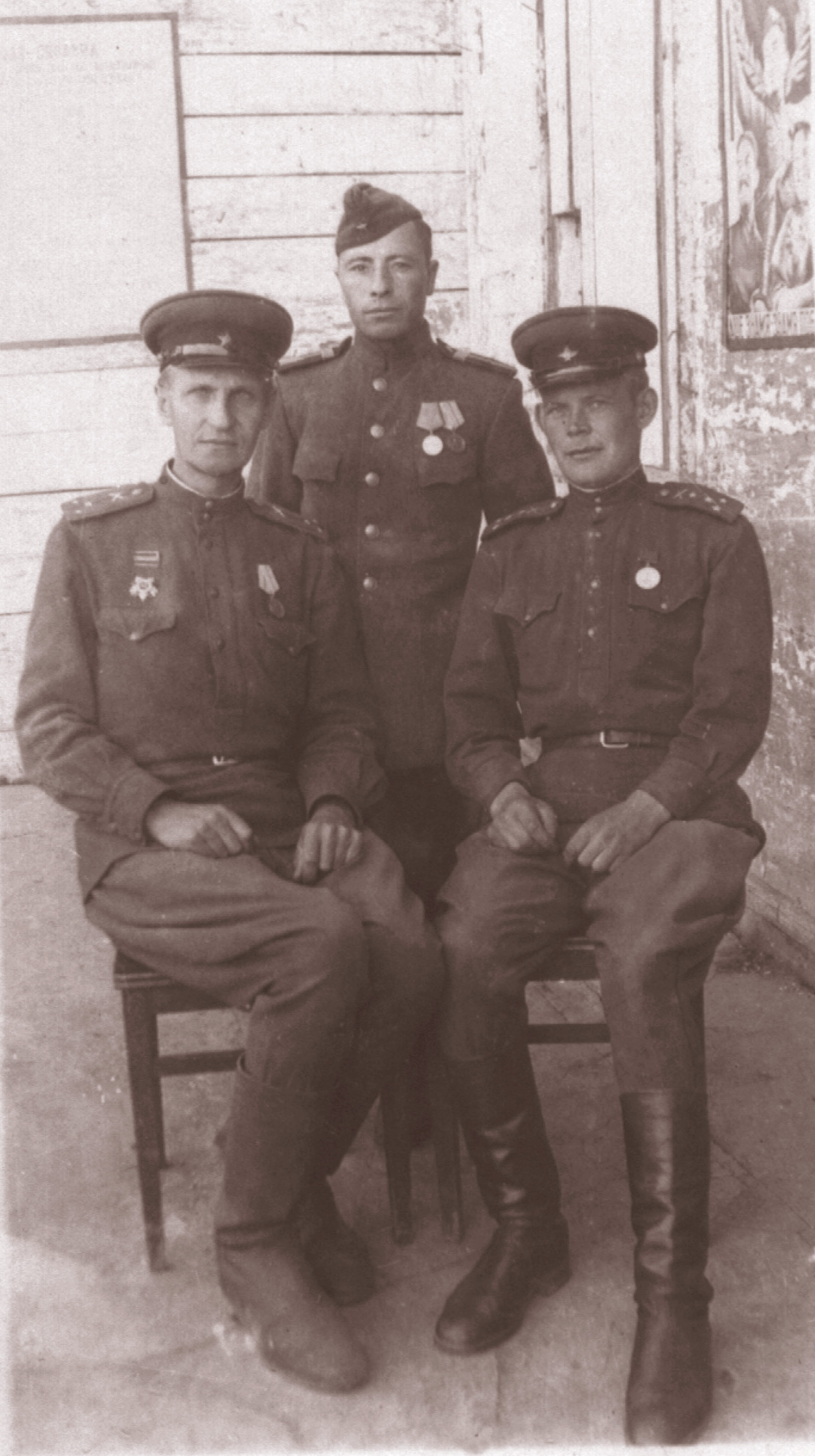 Михаил Дмитриевич Морозов (слева) с фронтовыми друзьями.