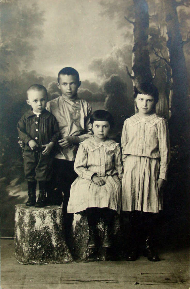 Митя, Петя, Таля и Лина Тихановские  1916 год